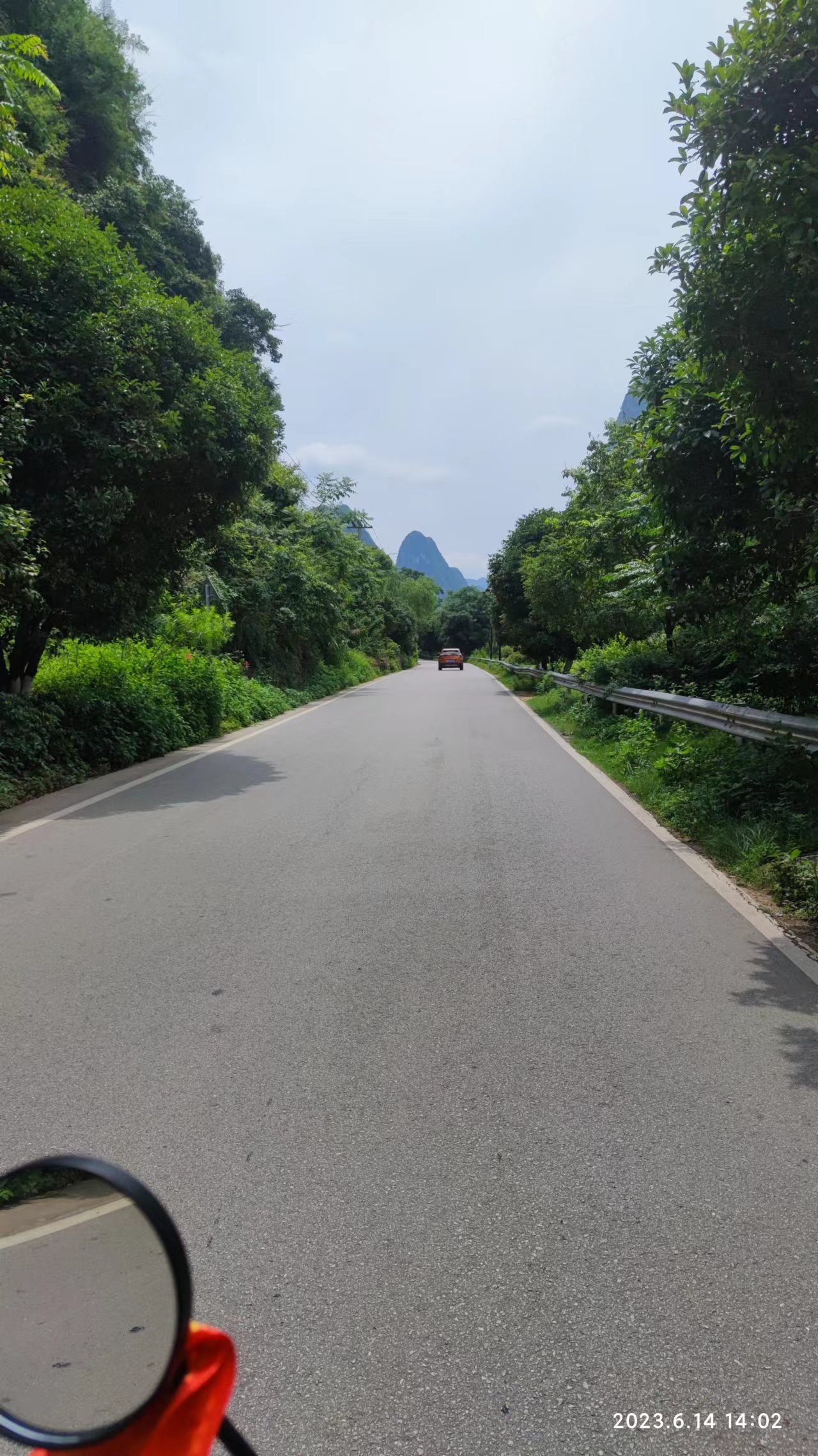 骑上我心爱的小摩托